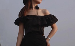 宝宝扶着水池乖乖让爸爸洗头